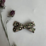 Small bow // tan floral vine