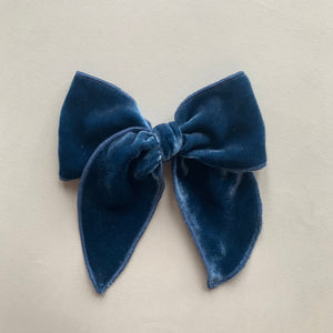 Sailor Bow // Dark blue velvet