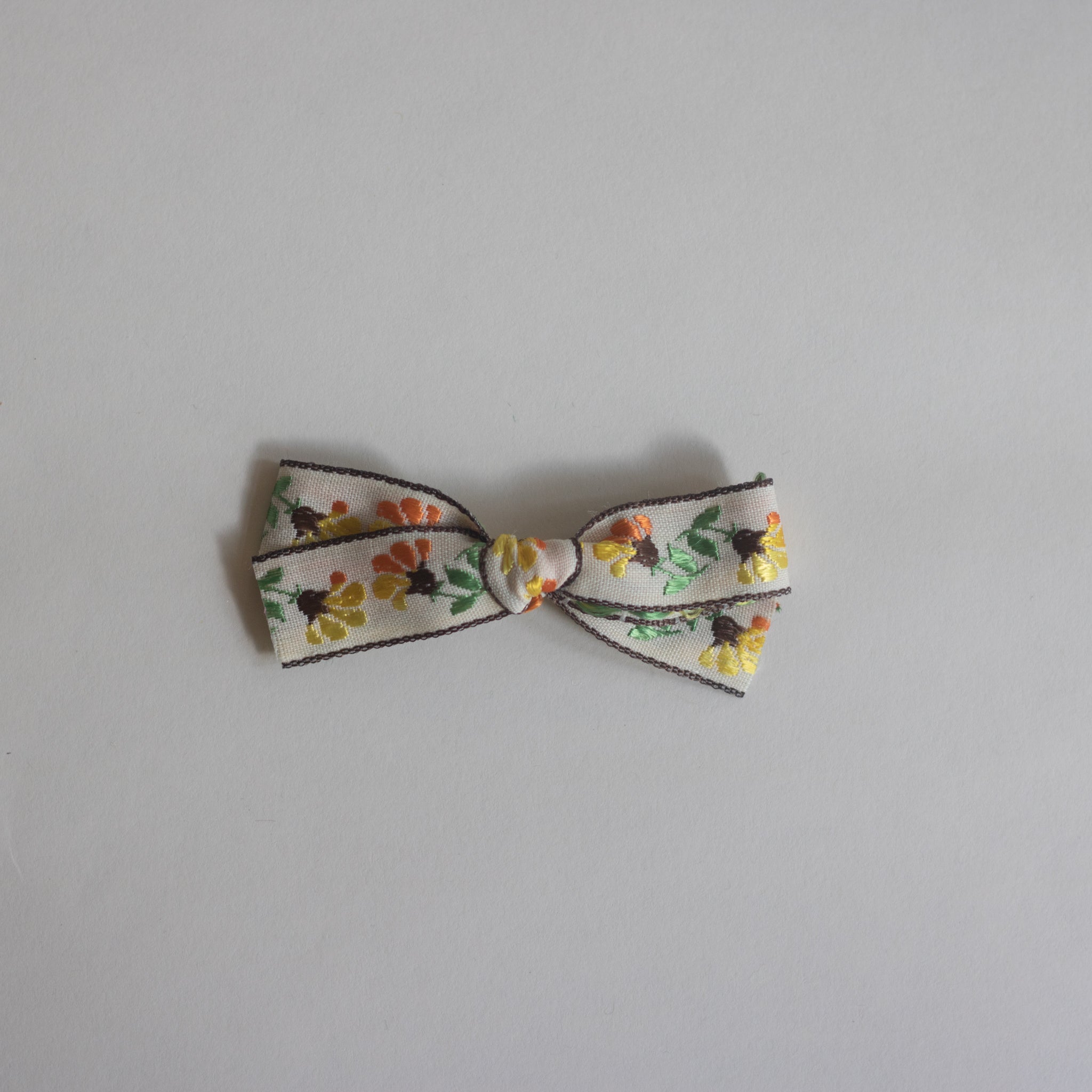 Small bow // yellow orange floral vine
