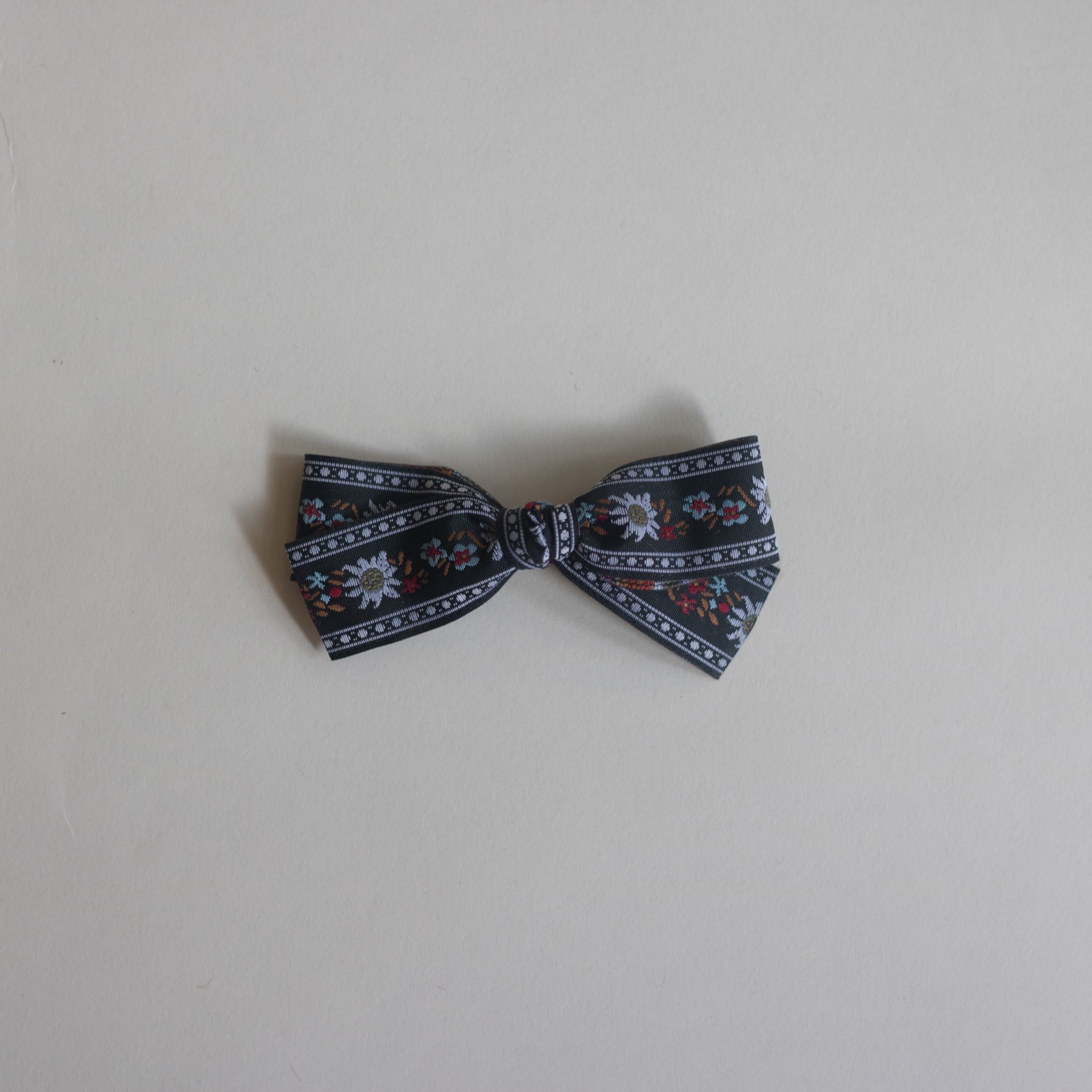 Small bow // black floral