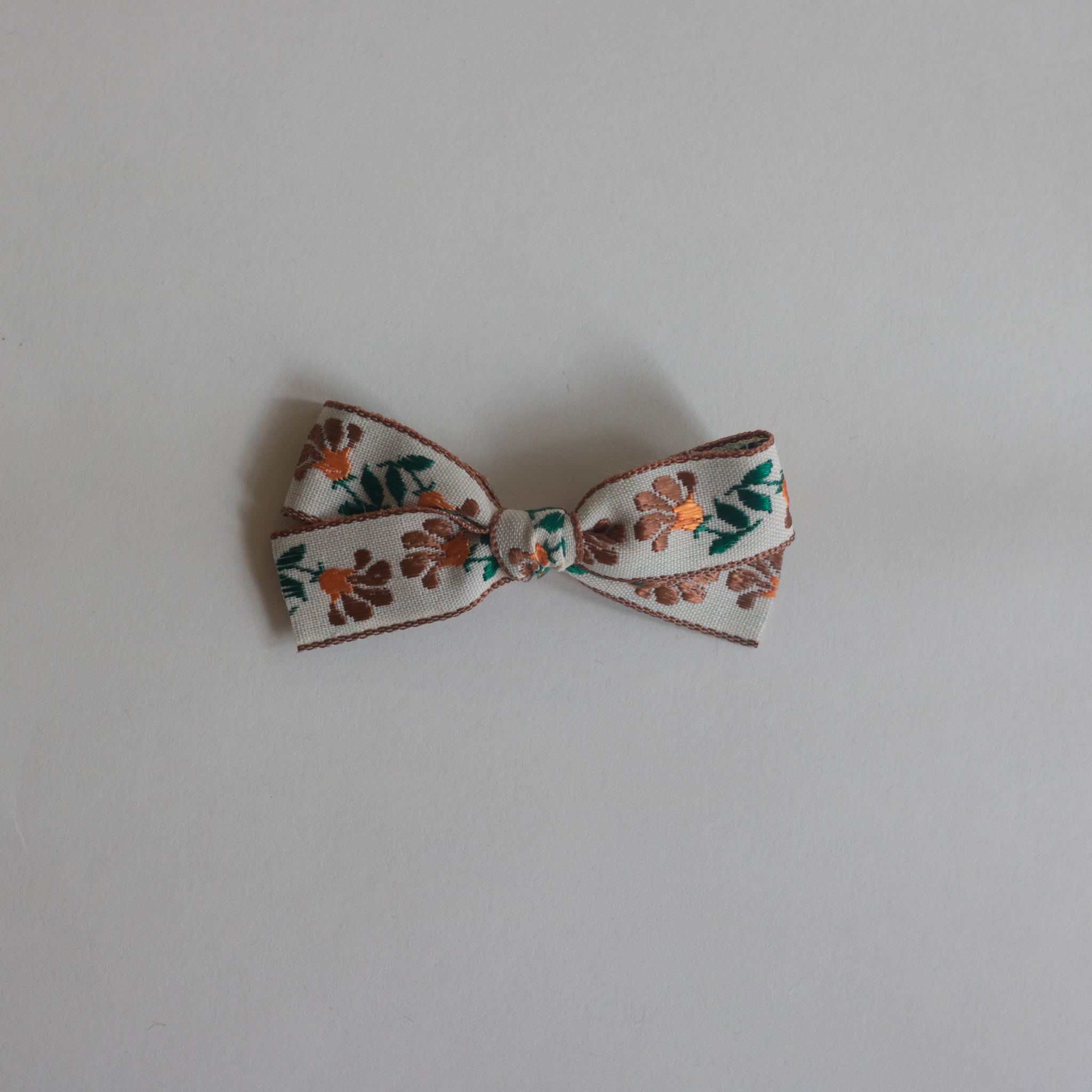 Small bow // brown green floral vine