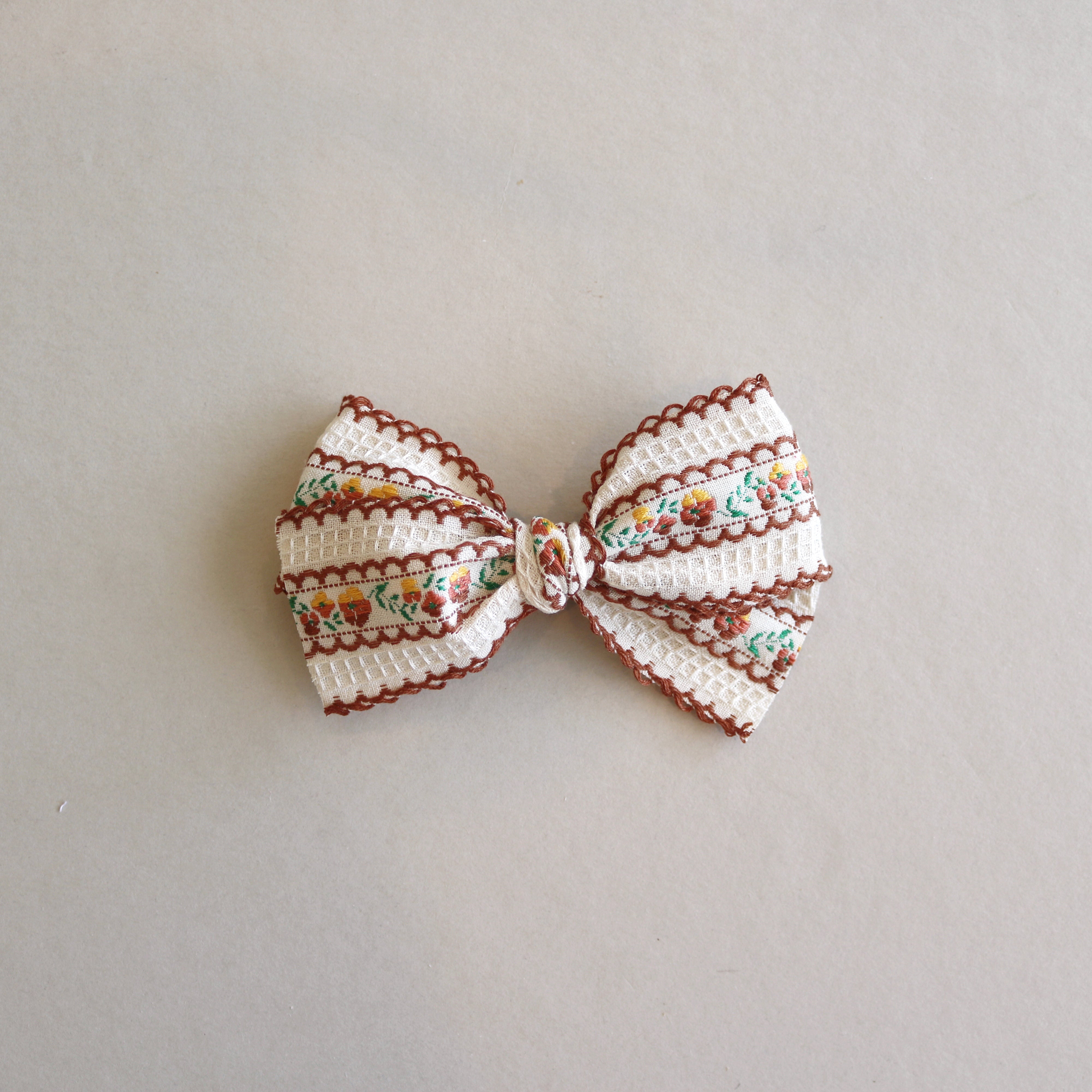 Medium Floral// Brown Vintage Scallop